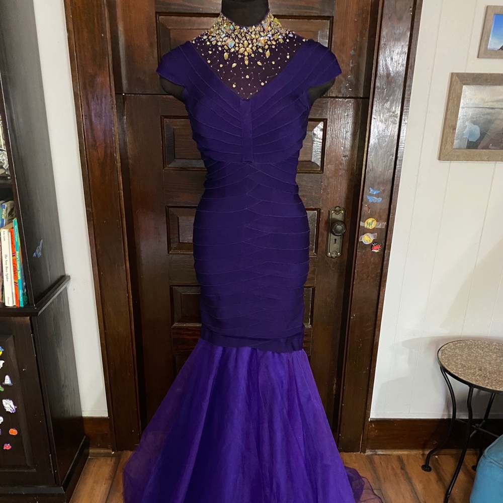 MacDuggal  style 40359. Size 4. NWT